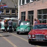 Veel belangstelling voor Meifeest Aalten met oldtimers, vrijmarkt en gezellige terrassen.